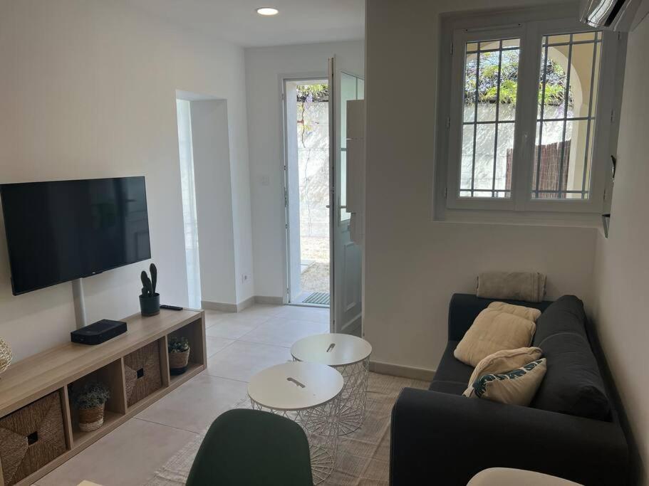 Apartment La Glycine - Parking Gratuit - Ac Clim - Cour Prive - *